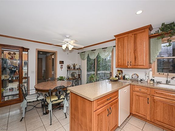 5th image of 9083 Woodcrest Dr