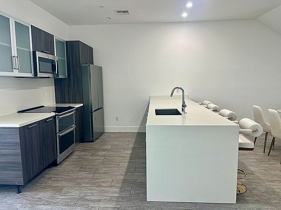 5th image of 1045 NE 18th Ave #307