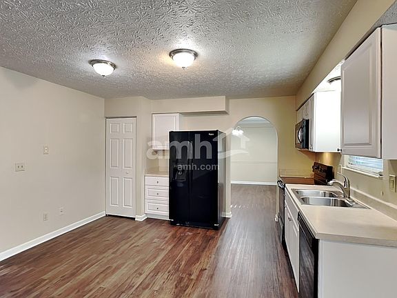 3rd image of 164 Knights Bridge Dr E