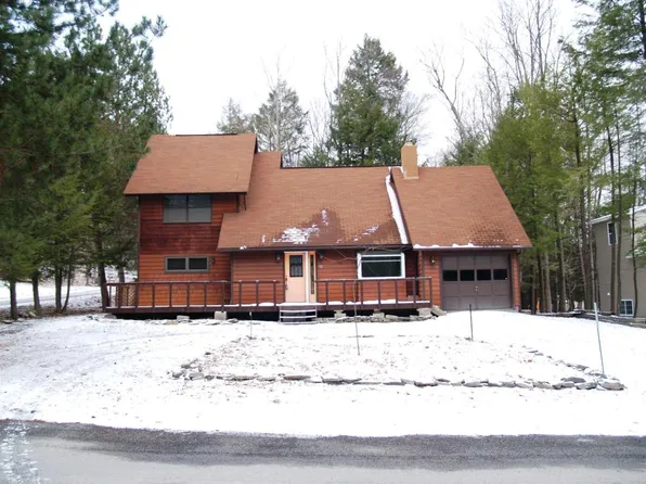 32 Red Oak Ln, Lake Ariel, PA 18436