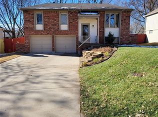 1008 NW Kingsridge Dr, Blue Springs, MO 64015