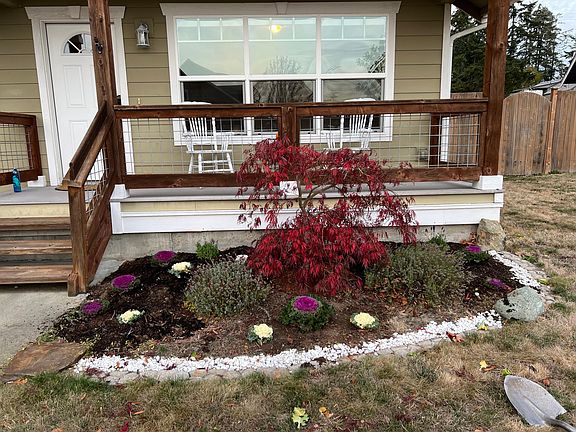 Seasonal landscaping, low maintenance