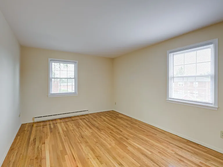 Rivercrest Apartments — Photo 9