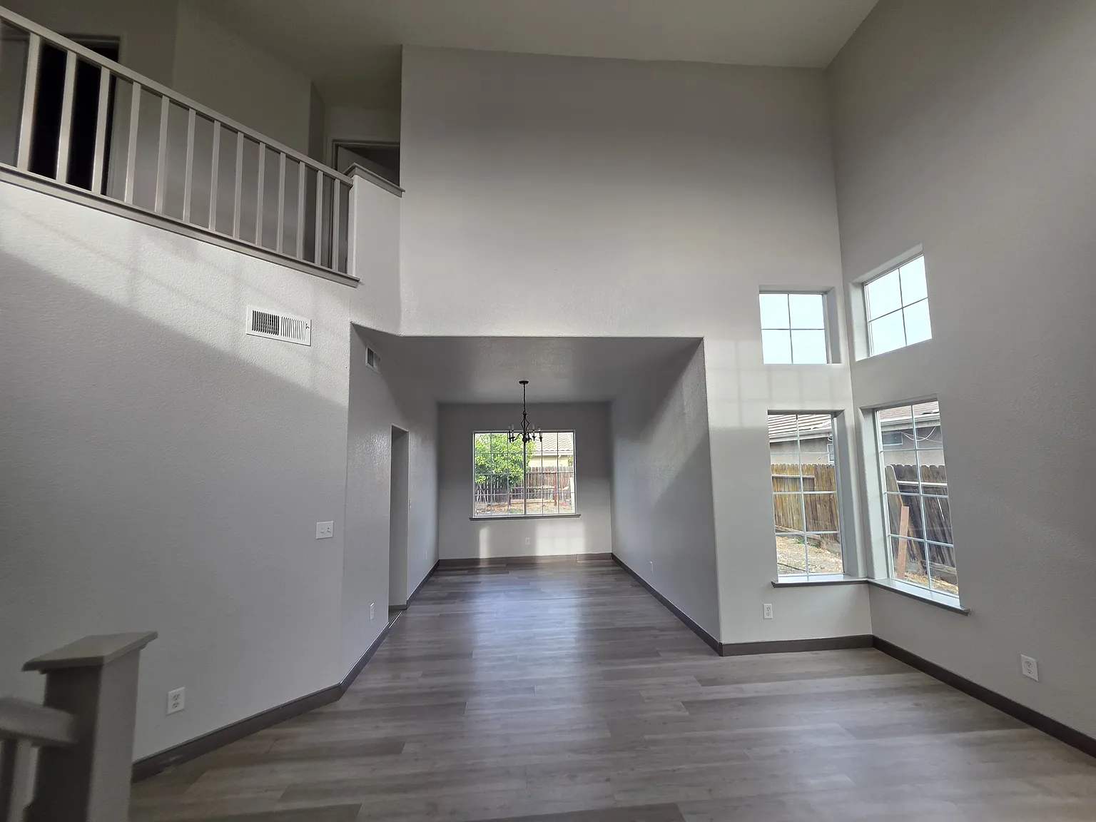 5 bed, 2046 sqft, $2,900 — Photo 4