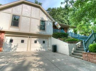 612 Lancelot Dr, Liberty, MO 64068