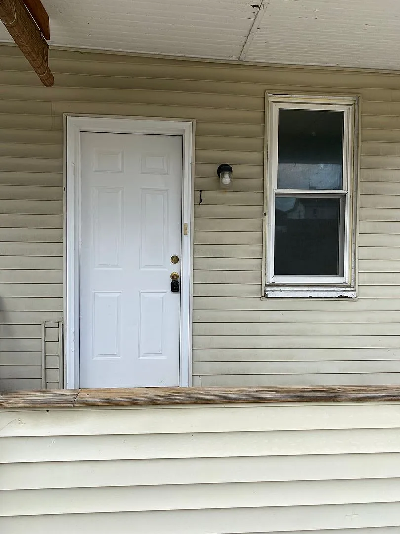 25 Oak Street — Photo 2