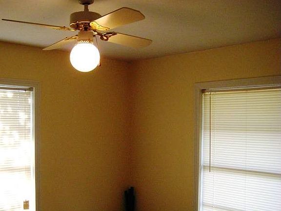 5th image of 209 E Schubert St