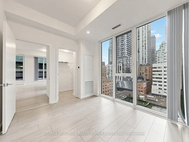 400 King St W #823 — Photo 22