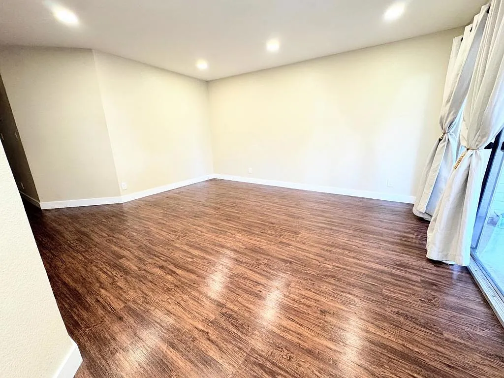 2 bed, 827 sqft, $2,950 — Photo 4