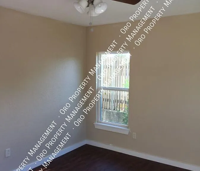 710 Poinsettia — Photo 2