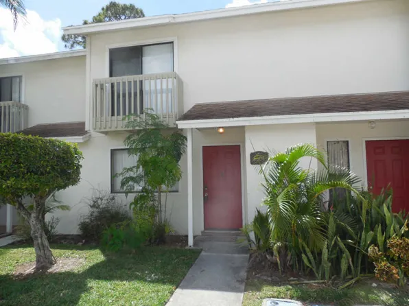 6604 Dockside Cir, Greenacres, FL 33463