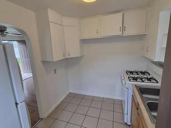 5th image of 615 S 32nd St