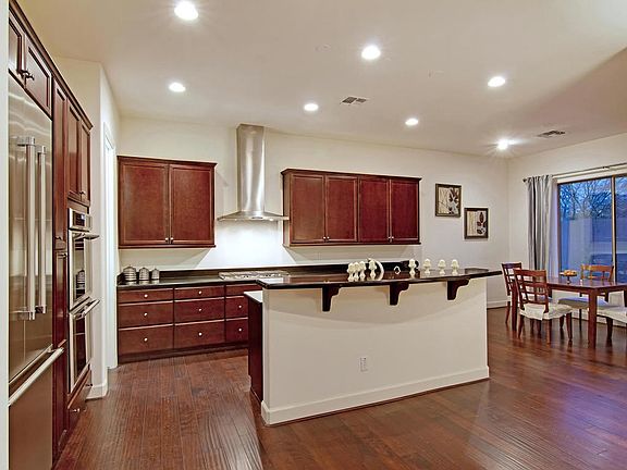 Kitchen w. Island