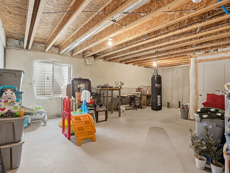 347 N Angus Dr — Photo 21