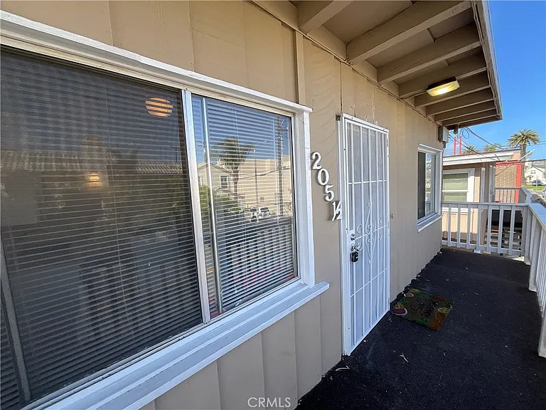 205 1/2 Acacia Ave — Photo 2