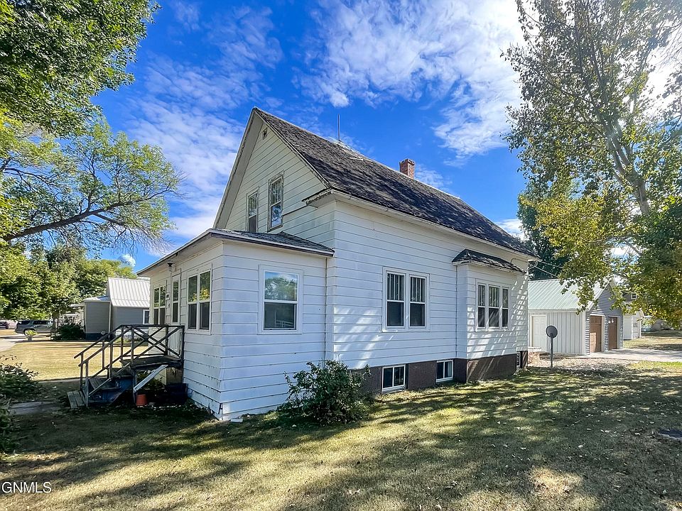 1st image of 400 Main St
