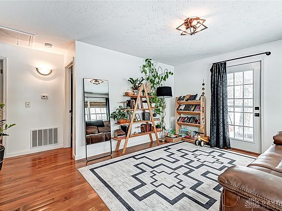 4th image of 10201 Woodlawn Ave