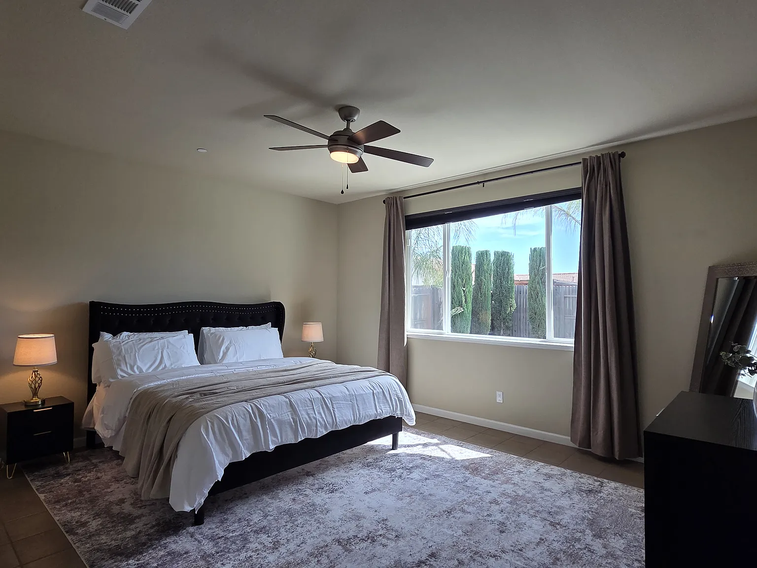 3 bed, 2119 sqft, $5,900 — Photo 4