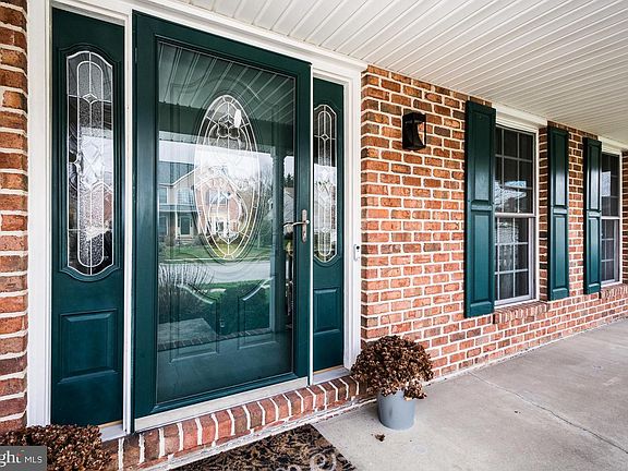 4th image of 319 Streett Cir