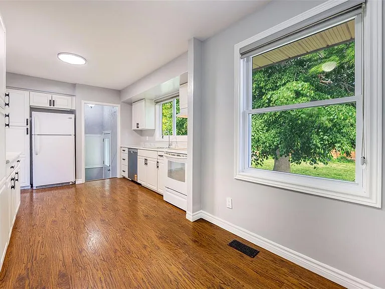 890 Hollands Ave — Photo 9