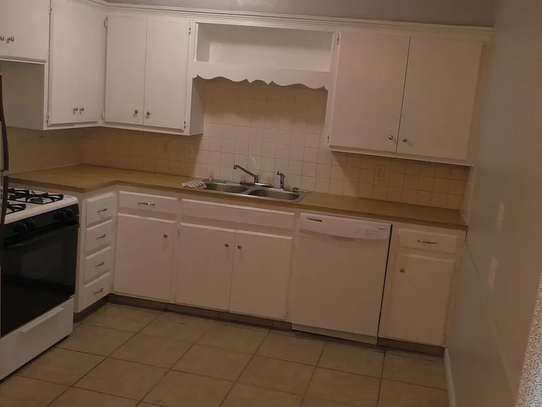 406 Larchmont Dr — Photo 10