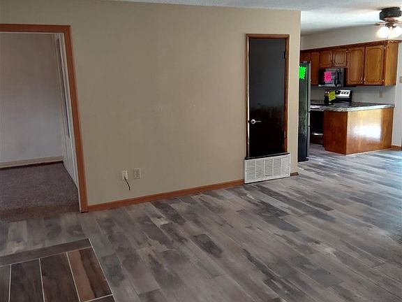 4th image of 128 NE English St