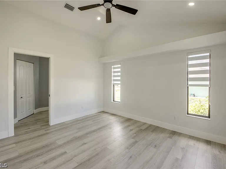 412 NE 17th Pl — Photo 26