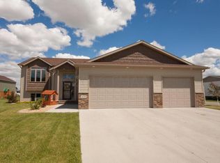 3049 Katherine Dr E, West Fargo, ND 58078