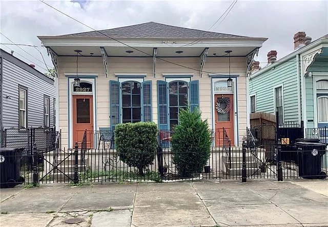 2927 Baronne St