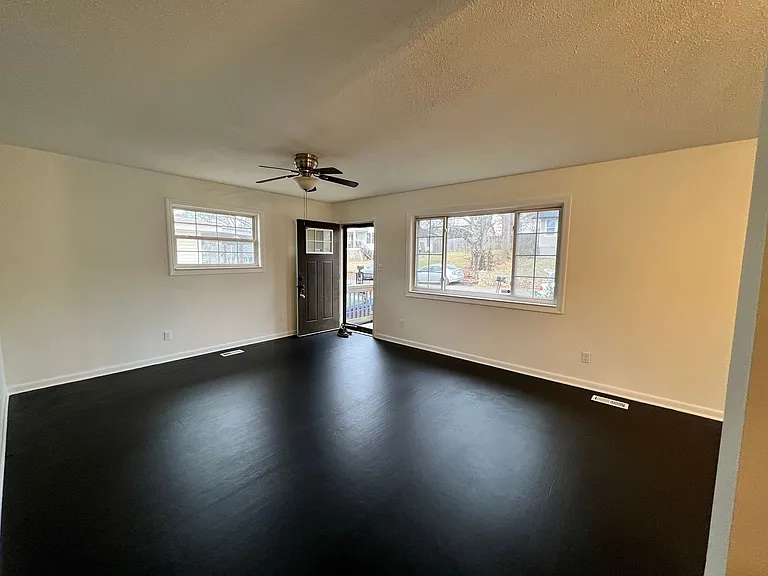 712 Moore St — Photo 2