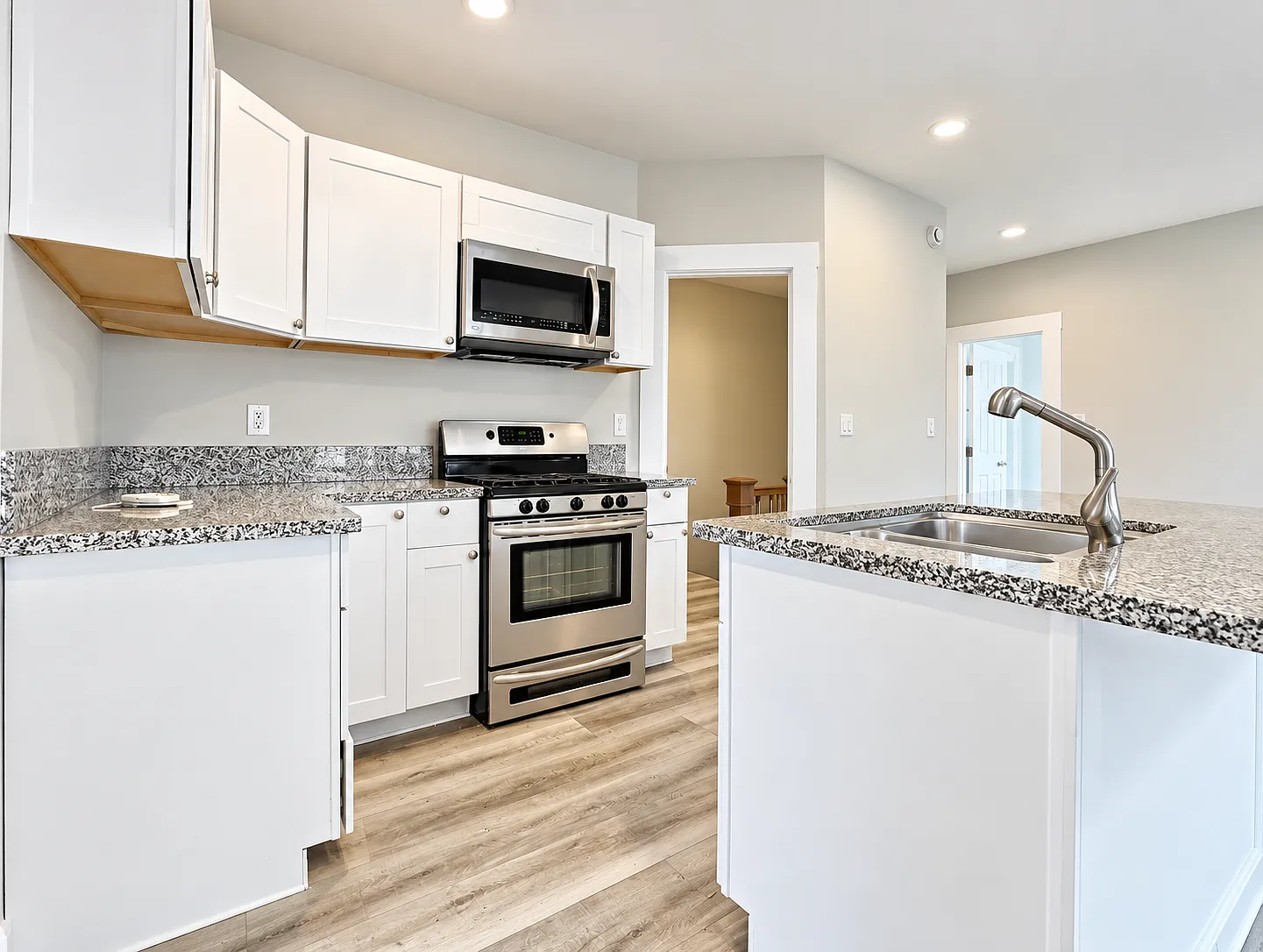 2 bed, 1000 sqft, $2,350 — Photo 2