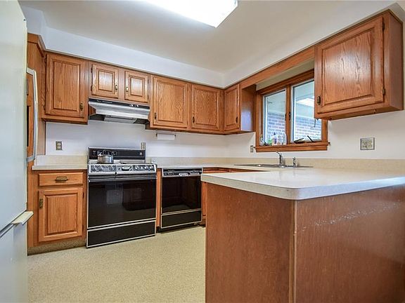 3rd image of 3901 Wales Dr