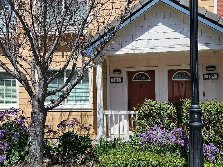809 Daniels Ave — Photo 1
