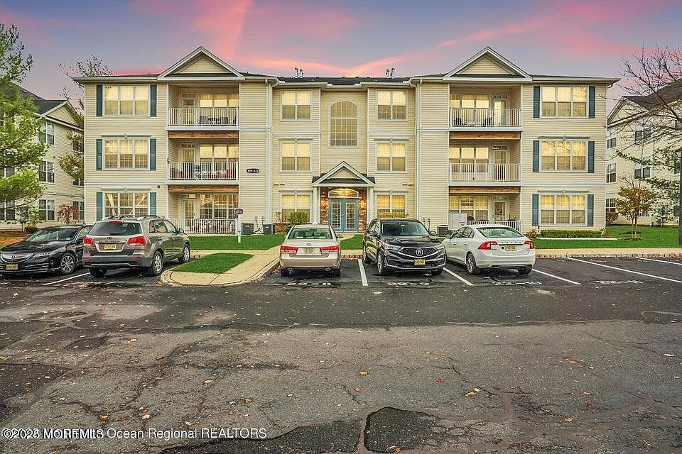 1st image of 410 Saint Andrews Pl