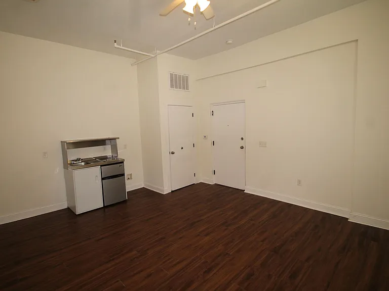 321 W 36th St #1 — Photo 4