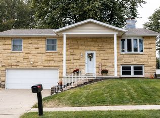 983 Richards Rd, Dubuque, IA 52003