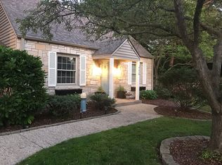 713 N Lake Rd, Oconomowoc, WI 53066