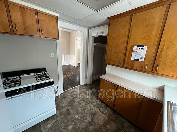 5th image of 284 Gordon Dr