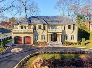 28 Hemlock Ln, Roslyn Heights, NY 11577