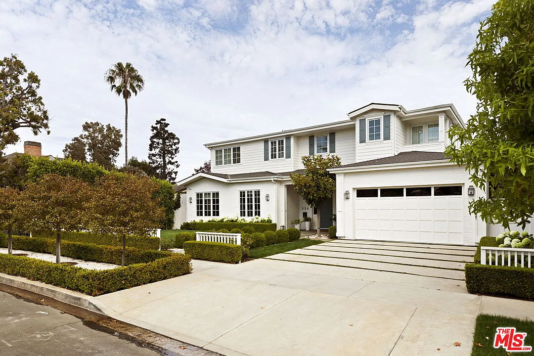 6 bed, 8.0 bath, 6900 sqft, $40,000 — Photo 2