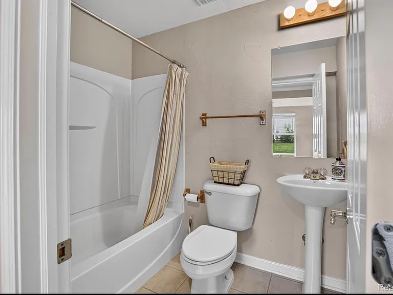 5001 Meadow Crest Cir — Photo 35