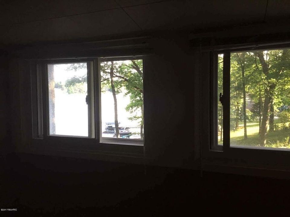 2nd image of 1032 Woodland Bch