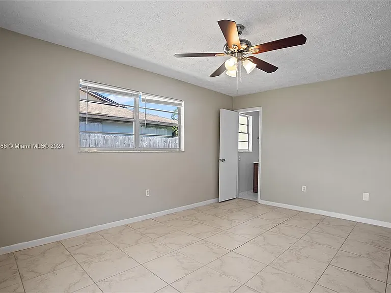 170 NW Curry St — Photo 2