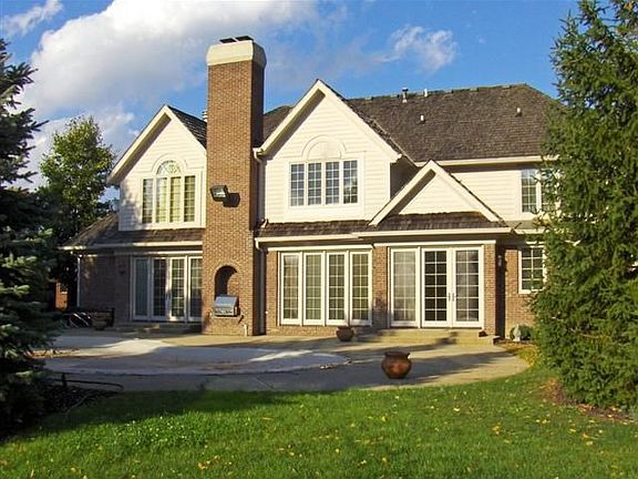 Backyd includes kidney shaped pool 