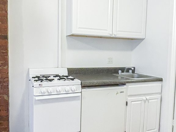 4th image of 236 E 7th St APT 3D