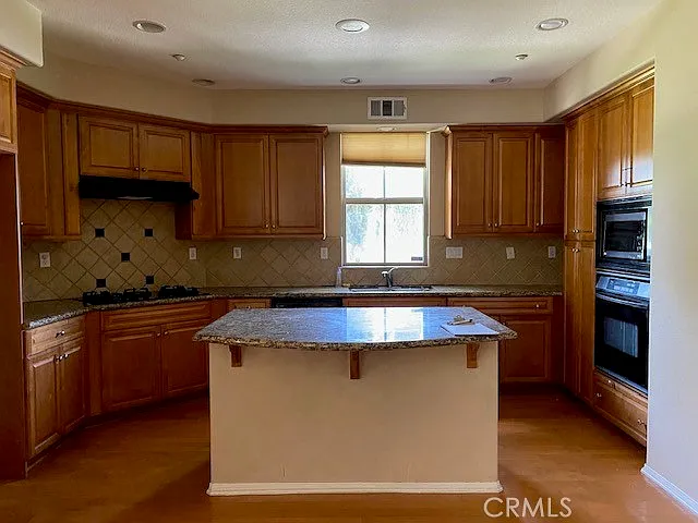 215 Groveland — Photo 12