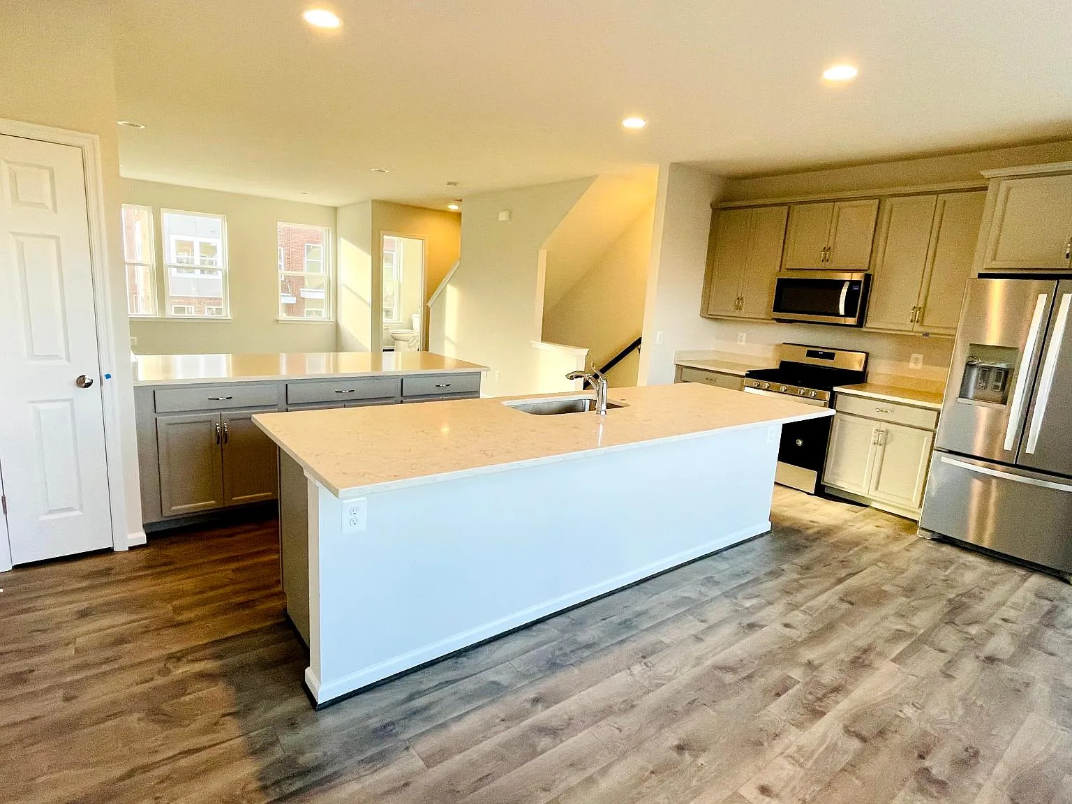 3 bed, 1900 sqft, $3,400 — Photo 4