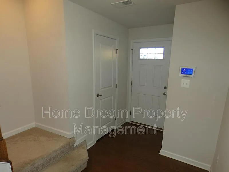 4 bed, 2.5 bath, 1734 sqft, $2,595 — Photo 2