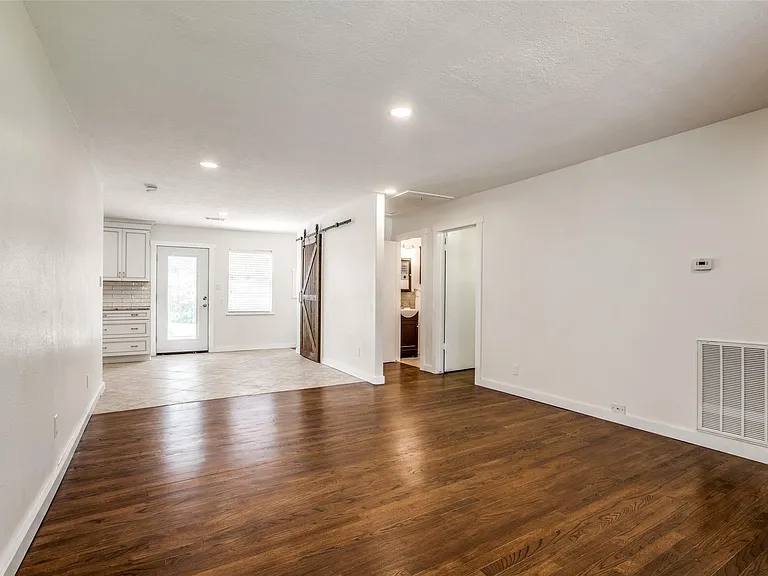 235 Live Oak St — Photo 6