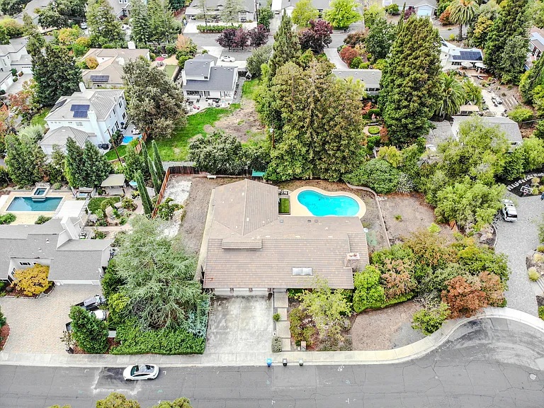 327 Clarkin Ct — Photo 44